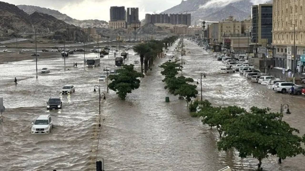 Mekke’de şiddetli yağış sel felaketine yol açtı