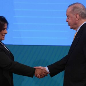 elif cakir ozlem cercioglu chpyi suclayarak yolsuzluk operasyonlari yuruten ak partiye topugunda yolsuzluk dosyalarini suruye suruye geldi RUQQtxCT