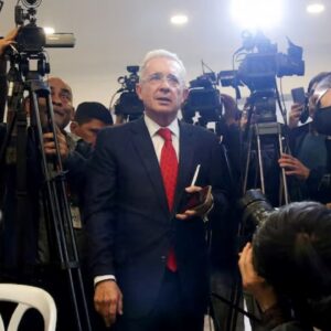 kolombiya eski cumhurbaskaninin ev hapsi cezasi kaldirildi Py1A3iZU