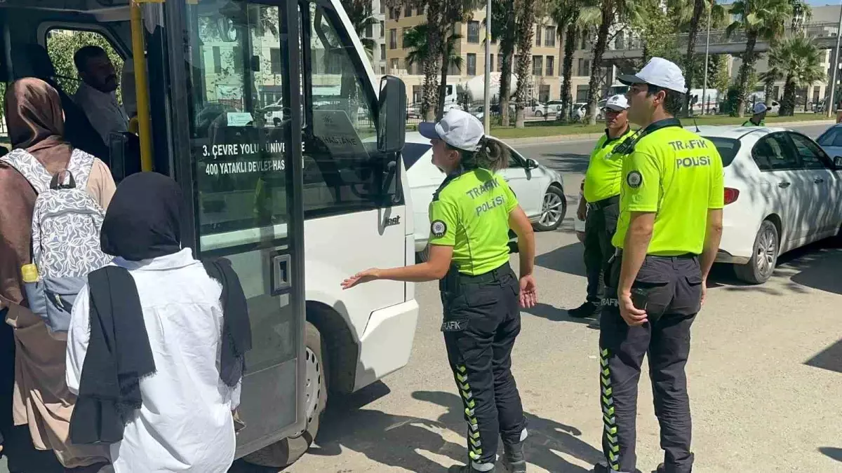 adiyamanda minibus surucusu ve trafik polisi tartisti l51VtxDG