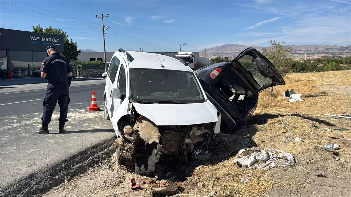 elazigda arac kazasi 3 yarali tDx3Fua5