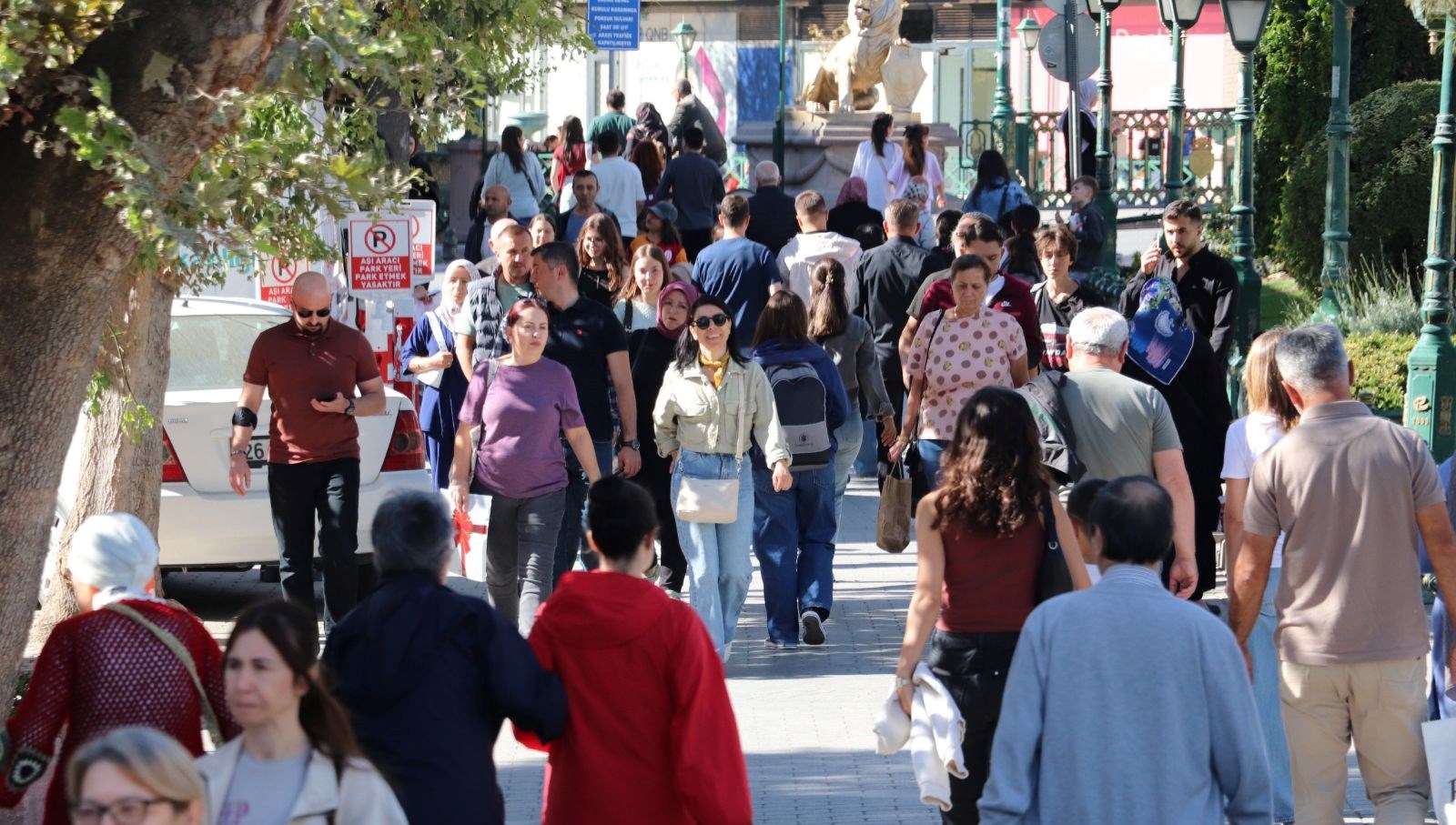 guzel havayi firsat bilen vatandaslar carsiyi doldurdu BiNZCPJd