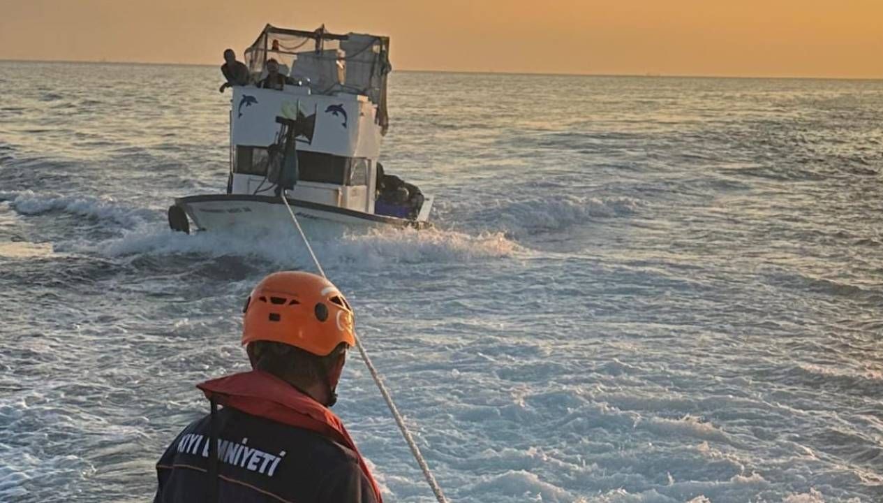 icinde 4 kisi bulunan balikci teknesi canakkale bogazinda suruklendi FV5s8ZSf