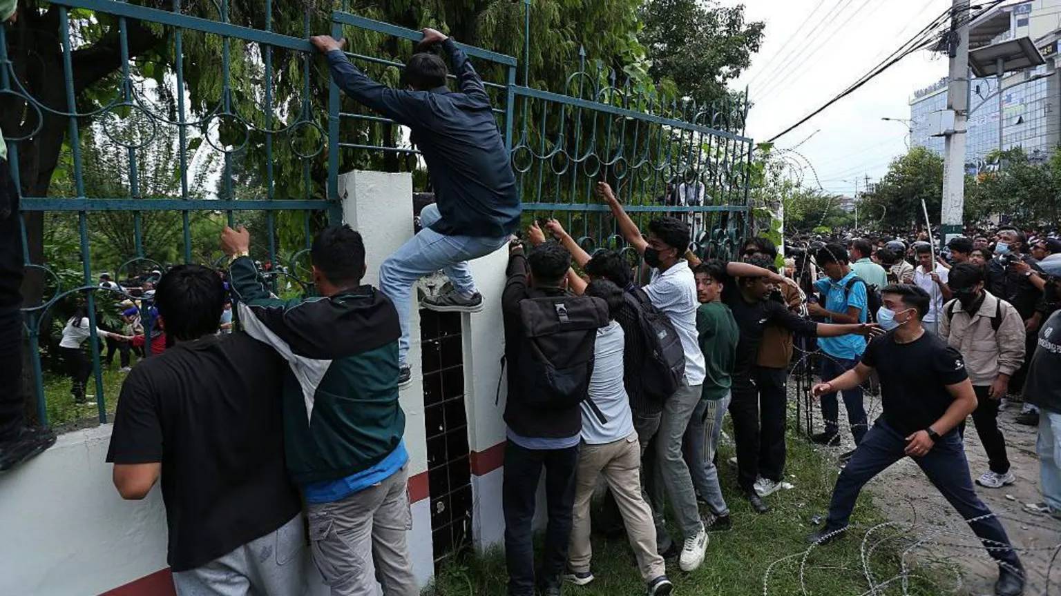 nepalde sosyal medya yasagi can aldi cikan protestolarda 13 kisi oldu Cl24aag3