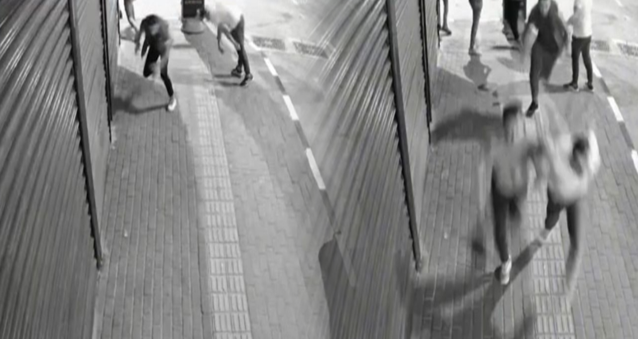 tartistigi kisiyi basindan vurdu dehset anlari kamerada gD6Z25Ut