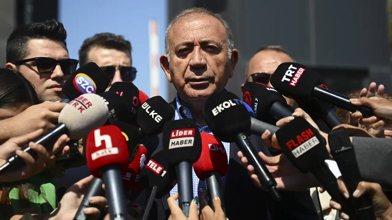 yine chpnin sariyerdeki eski il binasina geldi kayyum gursel tekinden liste aciklamasi arkadaslar binanin temizligini yapmak icin o listeyi vermis W4iDvKZp