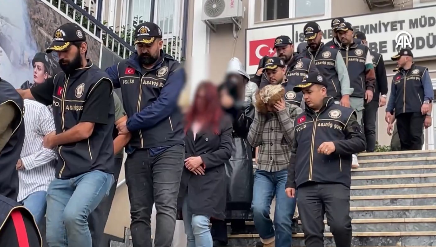 ahlak polisinden istanbulda 15 ilceye baskin XgdzRH48.jpg