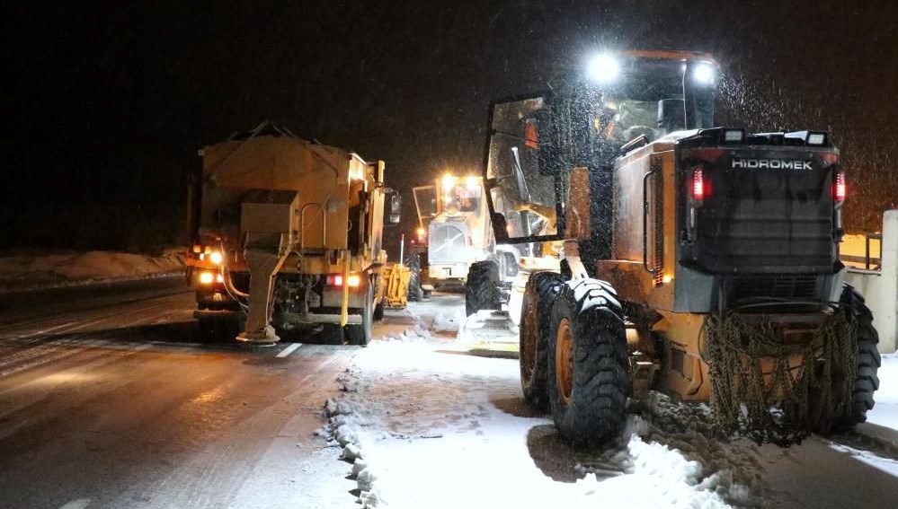 kar ve tipi bastirdi suruculer zor anlar yasadi NVgVzqOS.jpg