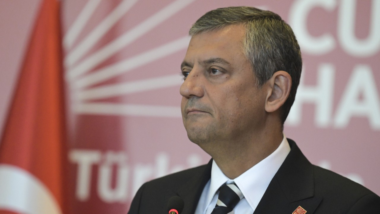 ozgur ozelden siyasilere cumhuriyet bayrami telefonu YY8IOlRl.jpg