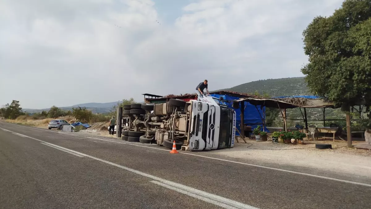 tarsusta kamyon devrildi sofor yaralandi tEftWXeU.jpg