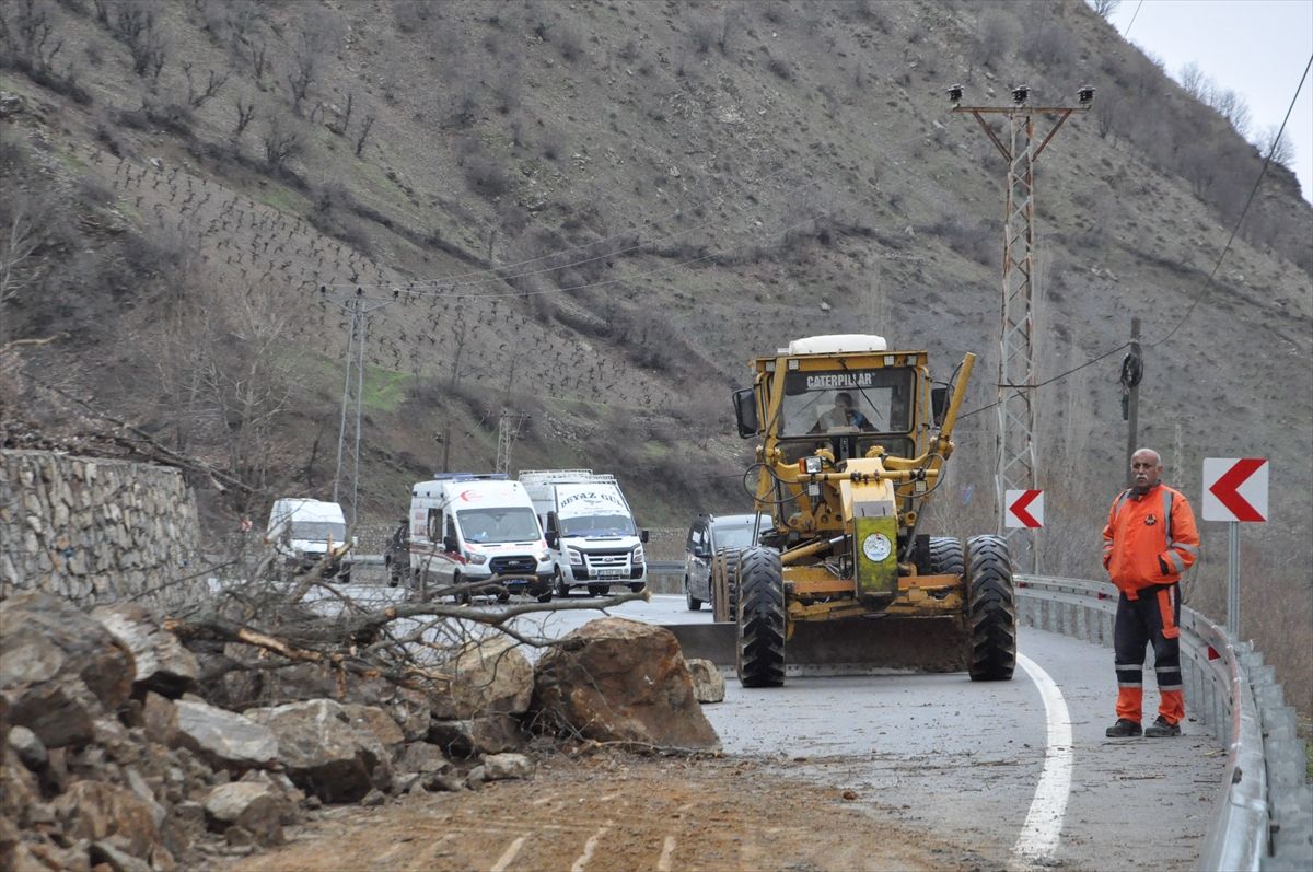 Hizan’daki Heyelan Sonrası Kapanan Yol Tekrar Kullanıma Açıldı