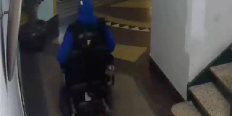 bu-kadarina-da-pes-yuruyerek-geldi-caldigi-tekerlekli-sandalyeyle-uzaklasti-g5kDEeiP