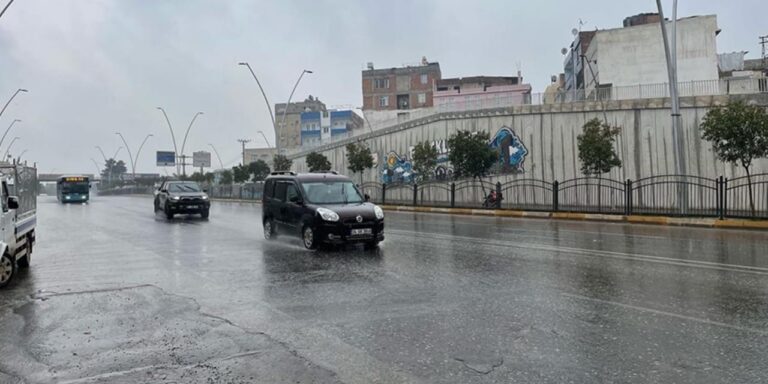 sanliurfada-dolu-ve-saganak-yollar-gole-dondu-SeSZXCQL