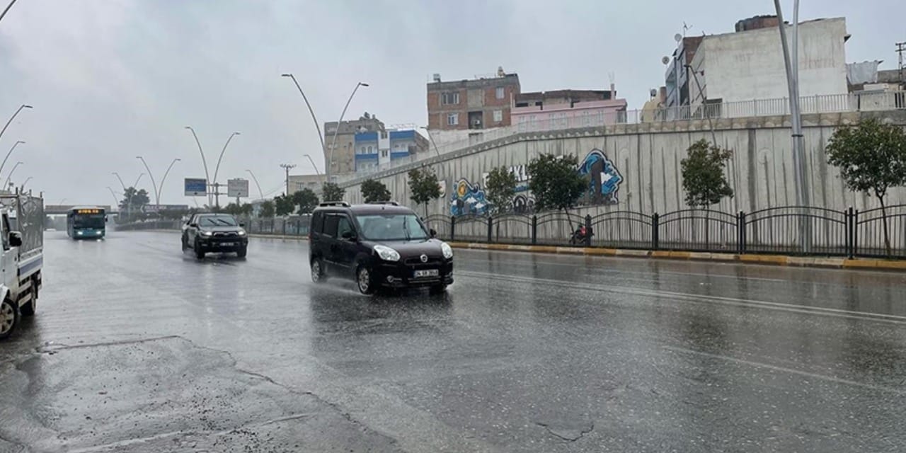 Şanlıurfa’da Dolu ve Şiddetli Yağmur: Sokaklar Su İçinde Kaldı