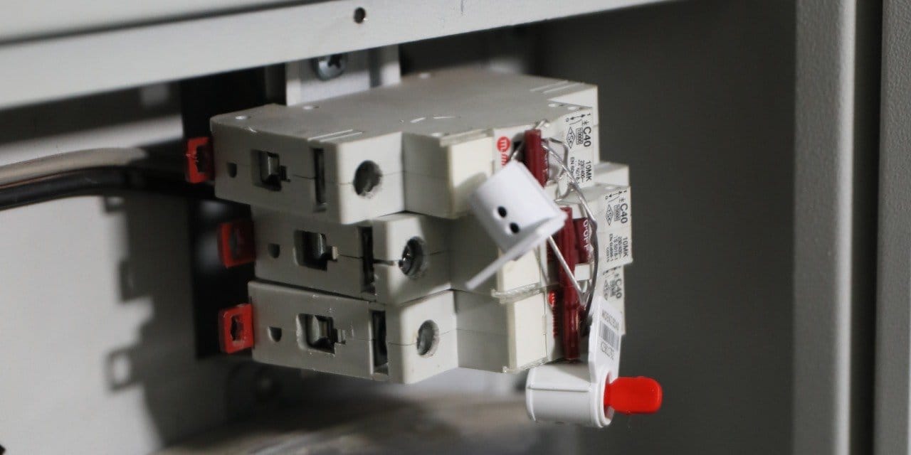 tek-bir-kisinin-borcu-tum-binaya-kesildi-6-gunluk-elektrik-kesintisine-suc-duyurusu-XxZzsG8v