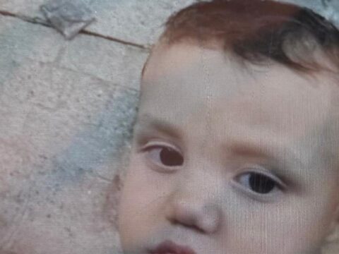 Aci olum seyir halindeki aractan dusen 2 yasindaki bebek baska aracin altinda kaldi DiPDZaIS