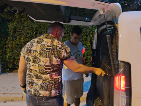 Tartistigi babasini bicakladi eve kilitlenince polis devreye girdi ht9Mdc2y